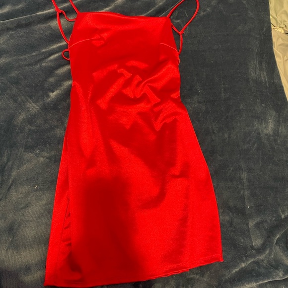 Red satin backless dress - Picture 3 of 5